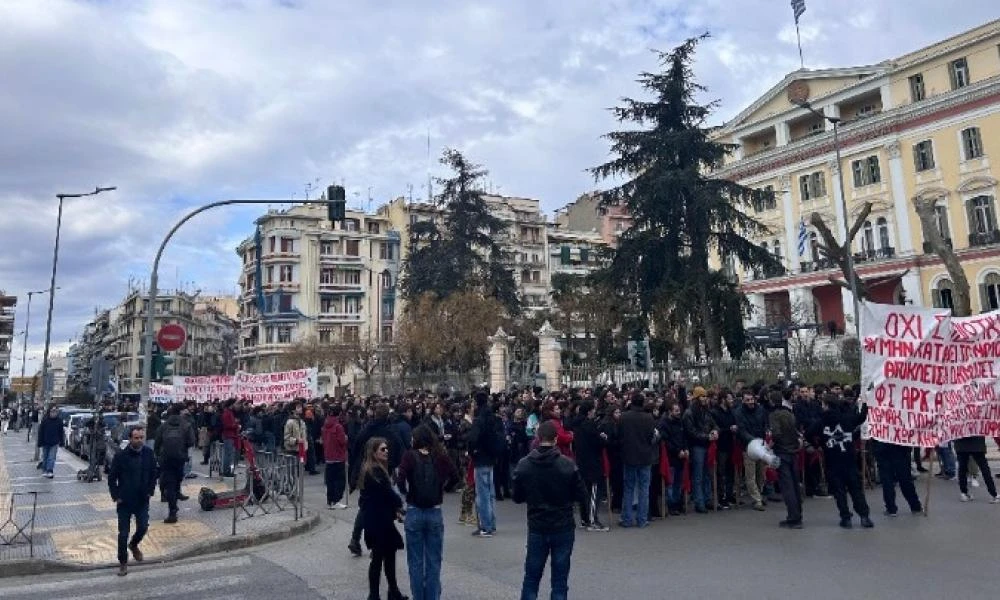 Πορεία φοιτητών και μαθητών στη Θεσσαλονίκη κατά των ιδιωτικών πανεπιστημίων (Βίντεο)